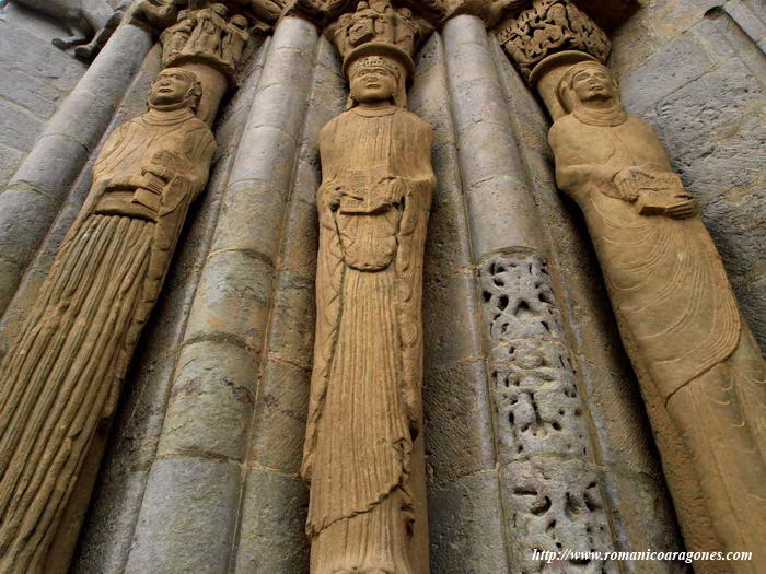 ESTATUAS-COLUMNA DE LA PORTADA